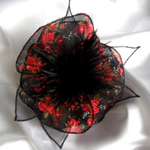 Barette fleur en tissu et organza, plumes et perles,  accessoires coiffure, mariage, fête, cadeau,  rouge et noire,  241