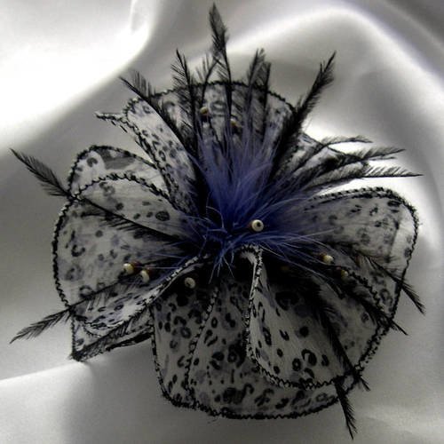 Barette fleur en tissu, plumes et perles,  accessoires coiffure, mariage, fête, cadeau, blanc, noir et mauve, 101