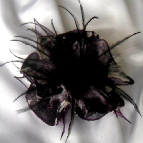 Broche fleur en tissu, organza, plumes et perles, cadeau,  accessoires femme, mariage, blanc, noir, violet, 239