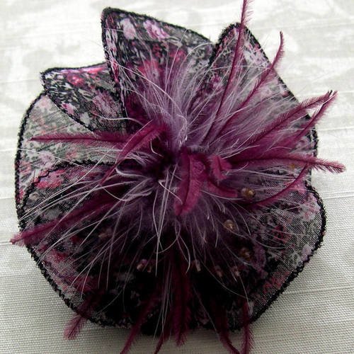 Barette fleur en tissu, plumes et perles, accessoires coiffure, mariage, fête, cadeau, fleur violette, rose et noire 099