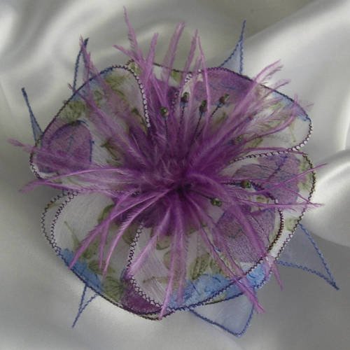 Barette fleur en tissu, organza, plumes et perles, accessoires coiffure, mariage, violet, blanc et bleu, 107