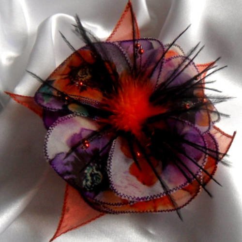 Broche fleur en tissu, organza, plumes et perles, cadeau, accessoires femme, maruage, violet, orange et noir, 242