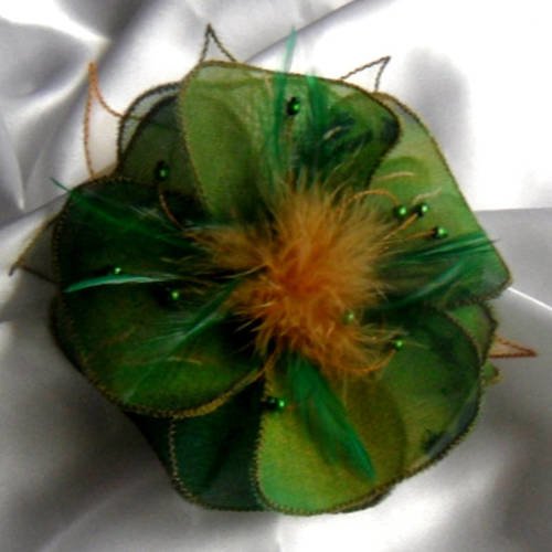 Broche fleur en tissu, organza, plumes et perles, accessoires mariage, ceremonie, fête,  vert et jaune, 237
