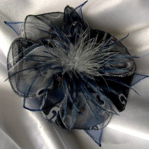 Broche fleur en tissu, organza,  plumes et perles, accessoires femme, mariage, bleu, blanc et gris, 232