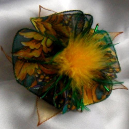 Broche fleur en tissu, organza, plumes et perles, accessoires femme,  jaune  et vert, 240