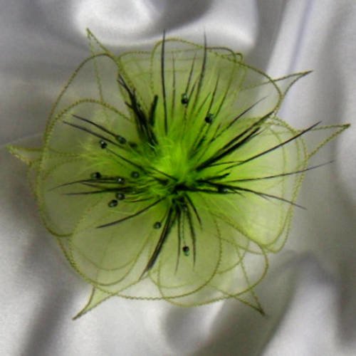 Broche fleur verte en organza, décorée de plumes et de perles, accessoires femme, mariage