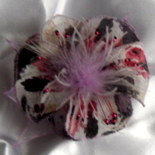 Barette fleur en tissu, organza, plumes et perles, accessoires coiffure, mariage, blanc, noir et rose, 239