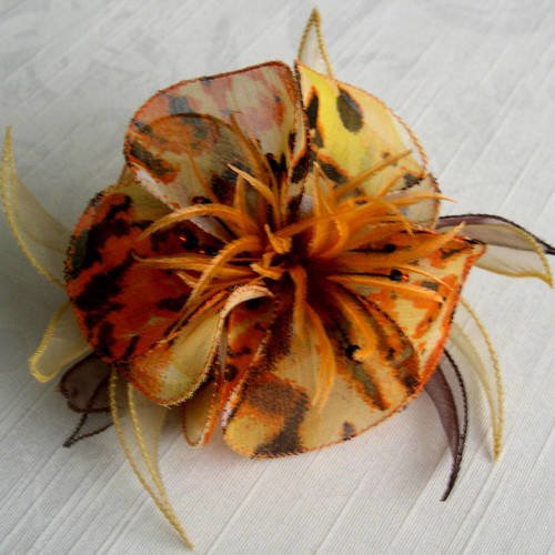 Barette fleur en tissu et organza, plumes et perles, accessoires coiffure, mariage, jaune, orange et marron, 095