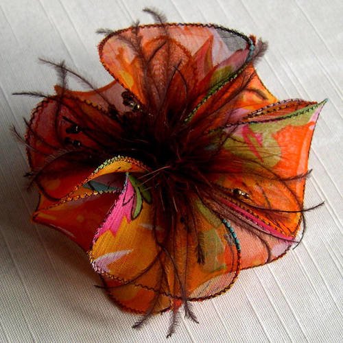 Barette fleur en tissu, organza, plumes et perles, accessoires coiffure, mariage, orange et marron, 096