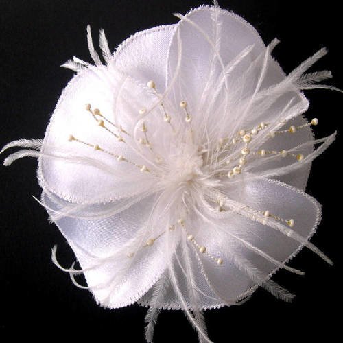 Barrette fleur blanche en satin, plumes et perles,accessoires coiffure, mariage