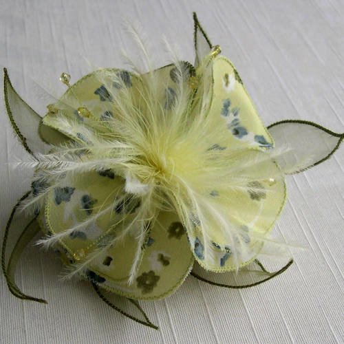 Barette fleur en tissu,organza, plumes et perles, accessoires coiffure, mariage, jaune, vert et bleu, 080