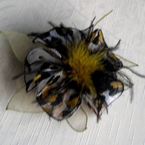 Barette fleur en tissu, organza, plumes et perles, accessoires coiffure, mariage, blanch, noire et vert, 098