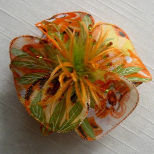 Barette fleur en tissu, plumes et perles, accessoires coiffure, mariage, orange, jaune et vert, 095