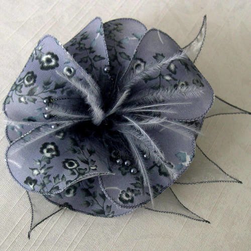 Broche fleur en tissu, organza, plumes et perles, accessoires femme, gris et bleu, 084