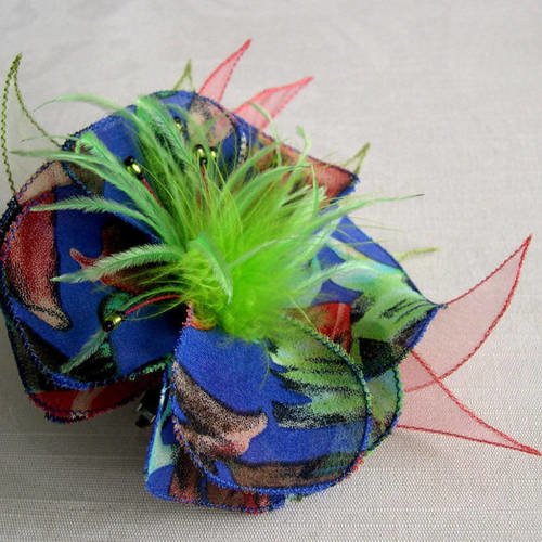 Broche fleur en tissu, organza, plumes et perles, accessoires femme, bleu, rouge et vert, 077