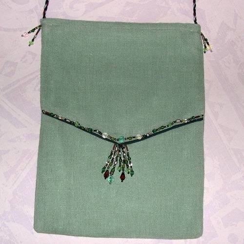 Petit sac - pochette en bandoulière de couleur vert clair décoré de perles