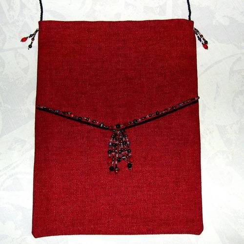 Petit sac - pochette en bandoulière de couleur rouge décoré de perles