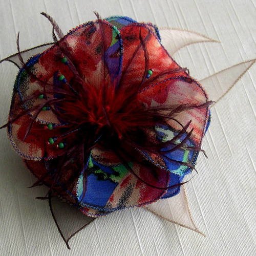 Broche fleur en tissu, organza,  plumes et perles, accessoires femme, cadeau, rouge et bleu,  077