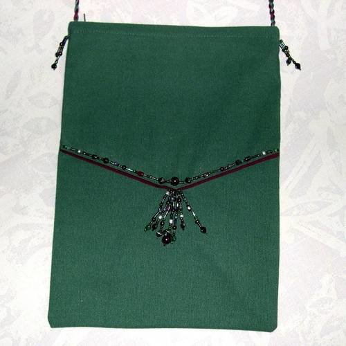 Petit sac - pochette en bandoulière de couleur vert décoré de perles