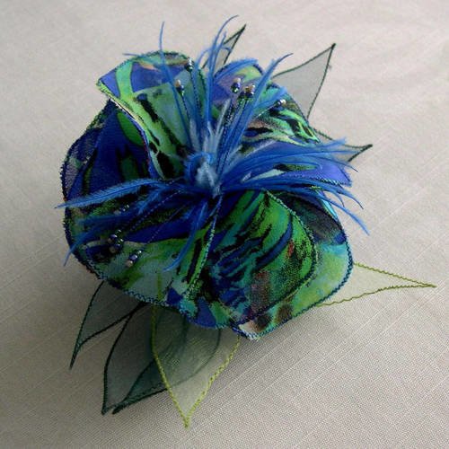 Barette fleur en tissu, organza, plumes et perles, accessoires coiffure, mariage, fête, bleu et vert, 077