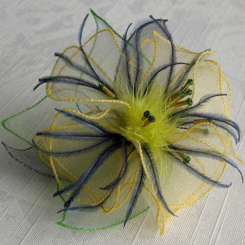 Broche fleur en organza jaune, vert et gris, décorée de plumes et de perles, accessoires femme