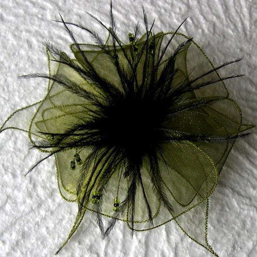 Broche fleur verte en organza, plumes et de perles, accessoires femme, mariage, fête, ceremonie