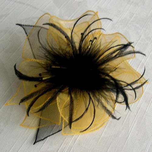 Broche fleur jaune et noire en organza , plumes et perles, accessoires femme, mariage, ceremonie, fête