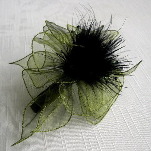 Barrette fleur verte en organza, plumes noires et perles, accessoires coiffure, mariage, fête, ceremoniie