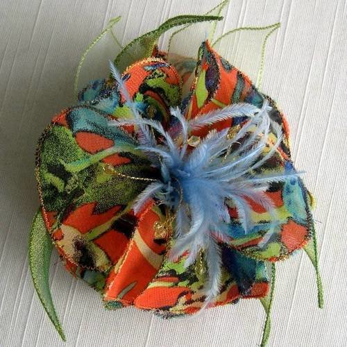 Broche fleur en tissu,organza, plumes et perles,accessoires femme, orange, vert et bleu, 070