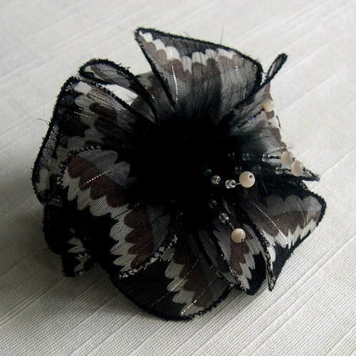 Barette fleur en tissu, organza, plumes et perles, accessoires coiffure, gris, noir et marron, 007
