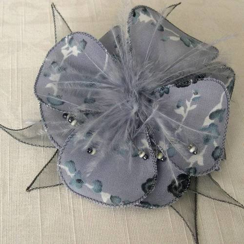 Broche fleur en tissu, organza, fleur plumes et perles, accessoires femme, gris bleu, 084
