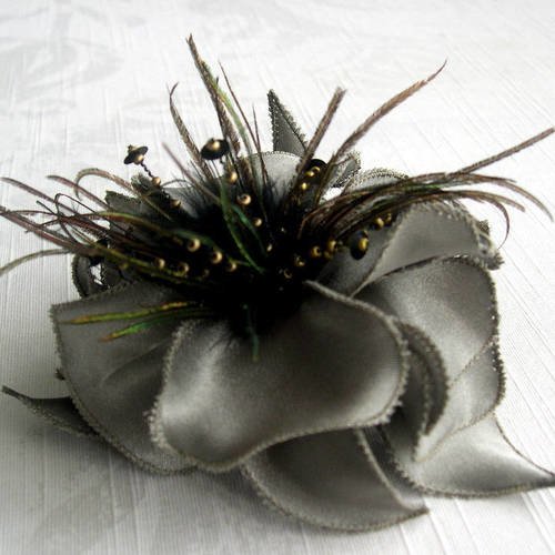 Barrette fleur grise satin gris, plumes noires, perles et paillettes, accessoires coiffure, 