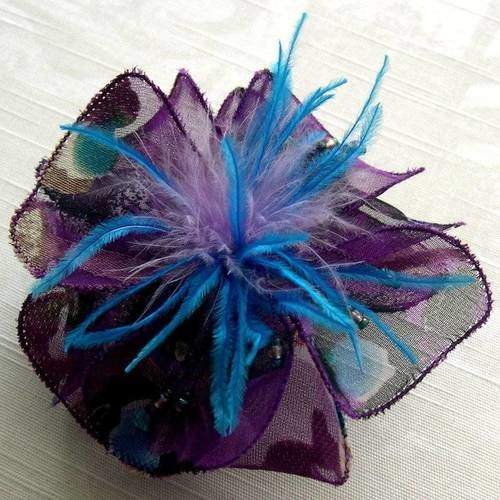 Barrette fleur grise en tissu, plumes et perles, accessoires coiffure, mariage, bleu et violet, 079