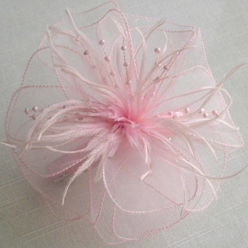 Barrette fleur rose organza, plumes et perles, accessoires coiffure, mariage, fête, ceremonie