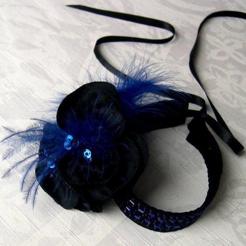 Collier fleur ras de cou en soie noire, plumes bleues et perles
