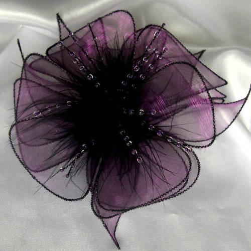 Broche fleur organza violet prune,plumes et perles, accessoires femme, mariage