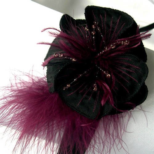 Collier ras de cou fleur en soie noire, plumes bordeaux et perles, hedband fleur