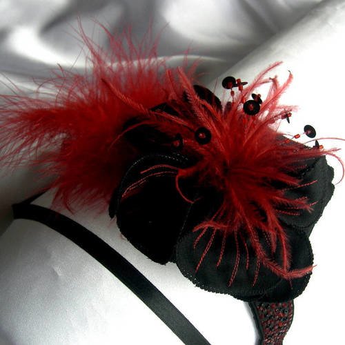 Collier ras de cou ou headband, fleur en soie noire et plumes rouges