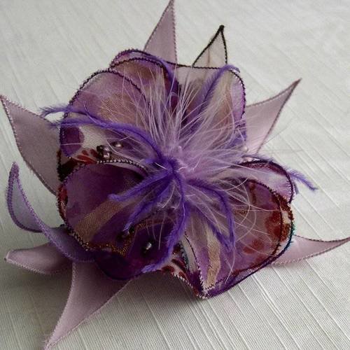 Barette fleur en tissu, organza, plumes et perles, accessoires coiffure, mauve et violette, 079