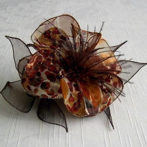 Barette fleur en tissu, organza, plumes et perles, accessoires coiffure, marron et beige, 078