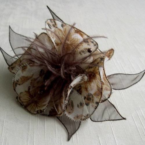 Barette fleur en tissu, organza, plumes et perles, accessoires coiffure,  beige et marron, 094