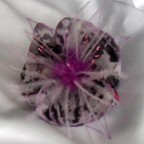 Broche fleur en tissun organza, plumes et perles,accessoires femme, blanc, noir et rose, 239