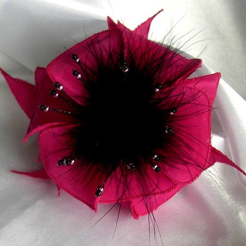 Broche fleur en soie rose fuchsia, plumes noires et perles, accessoires femme