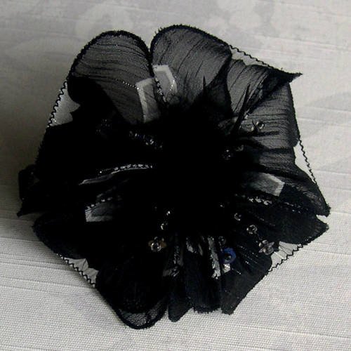 Barette fleur en tissu, organza, plumes et perles, accessoires coiffure, noir et gris, 007