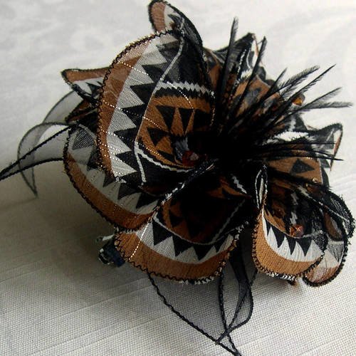 Barette fleur en tissu, organza, plumes et perles, accessoires coiffure, marron, blanc et noir, 007