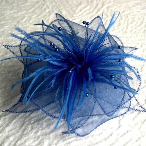 Broche fleur en organza bleu, décorée de plumes et de perles, accessoires femme