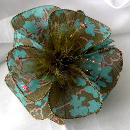 Barette fleur en tissu, plumes et perles, accessoires coiffure, vert kaki, tourquoise et rose