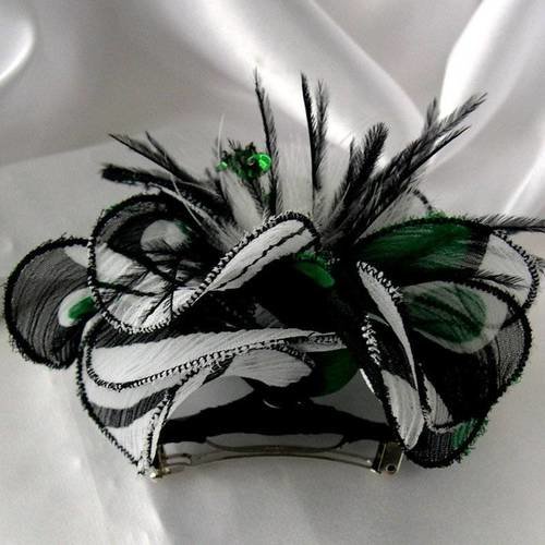 Barette fleur en tissu, plumes et perles, accessoires coiffure, blanc, noir et vert