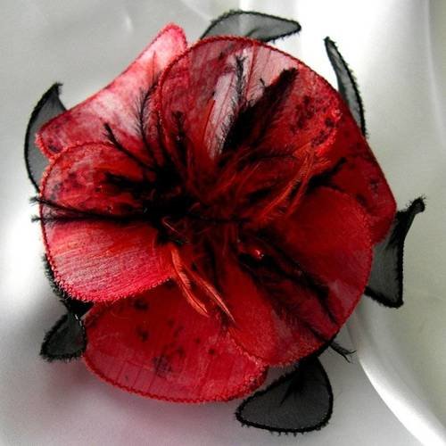 Barette fleur en tissu rouge, organza noir, plumes et perles,  accessoires coiffure