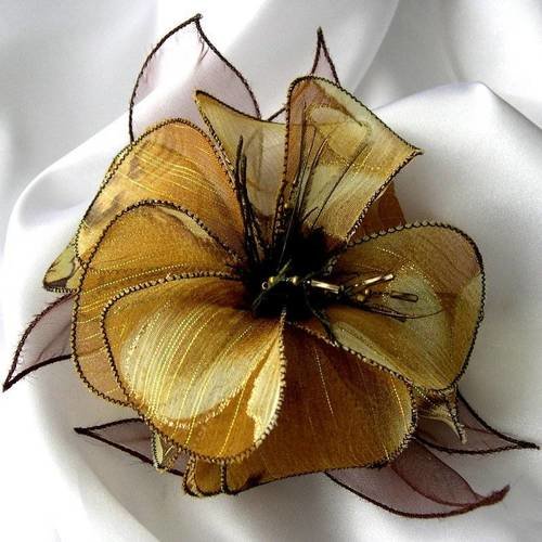 Barette fleur en tissu, organza, plumes et perles, accessoires coiffure, jaune et marron, 031